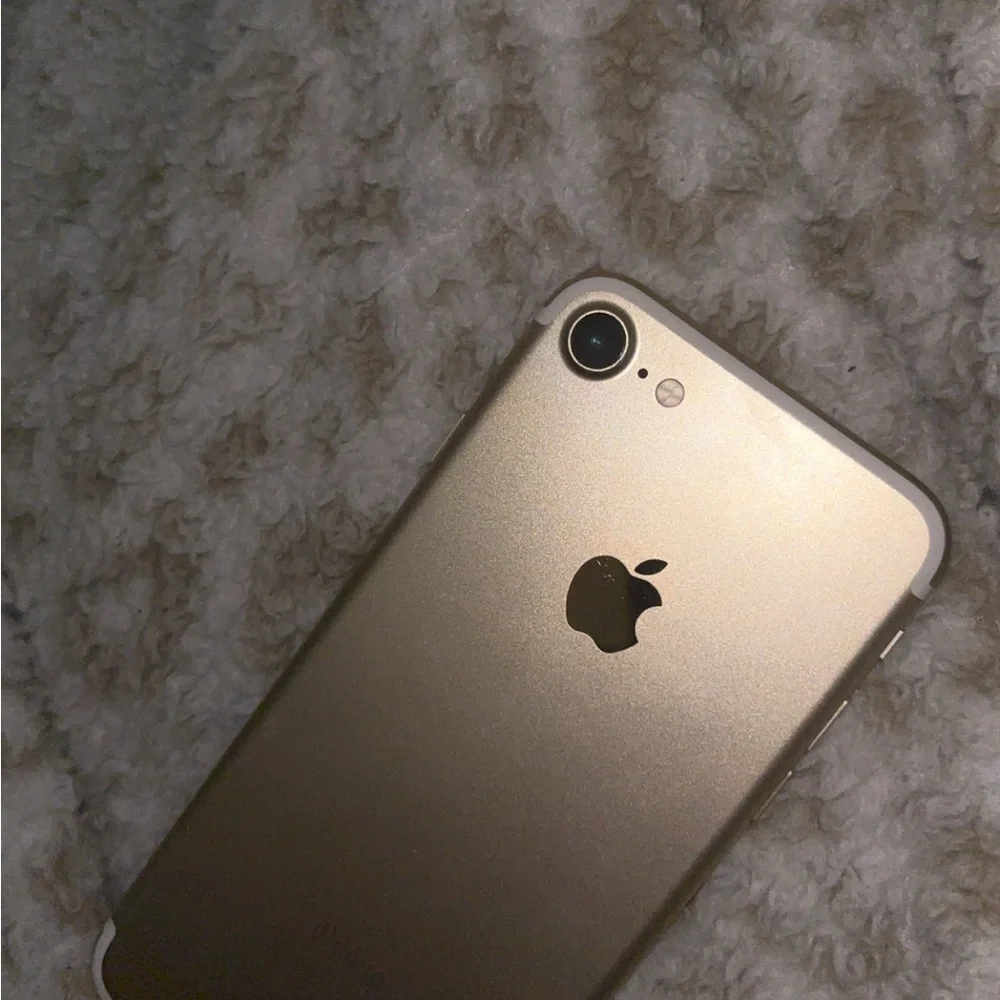 Apple iPhone in White and Gold DM BEFORE PURCHASE